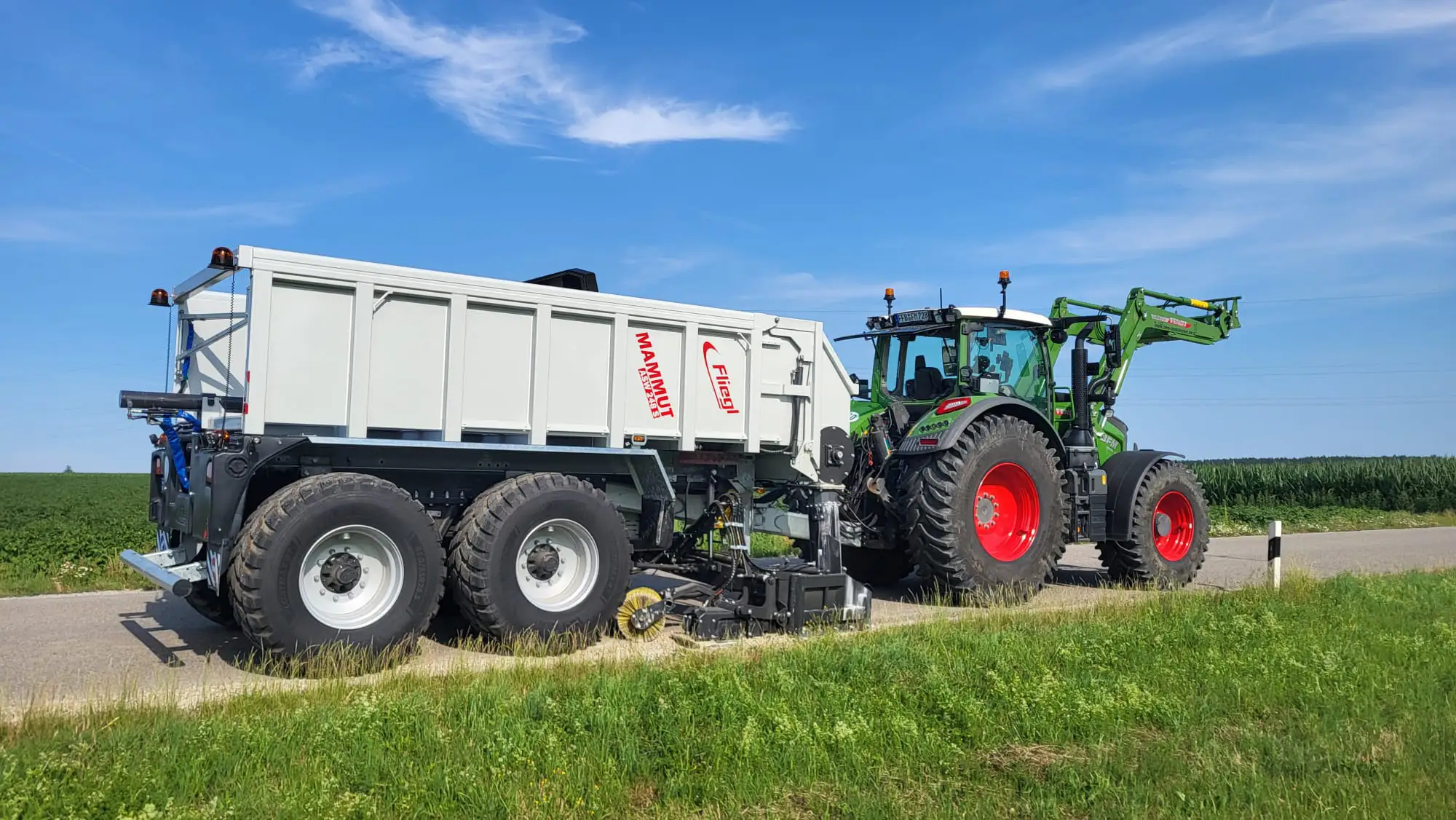Fliegl Kipper-Anhänger transportiert Bankettmaterial